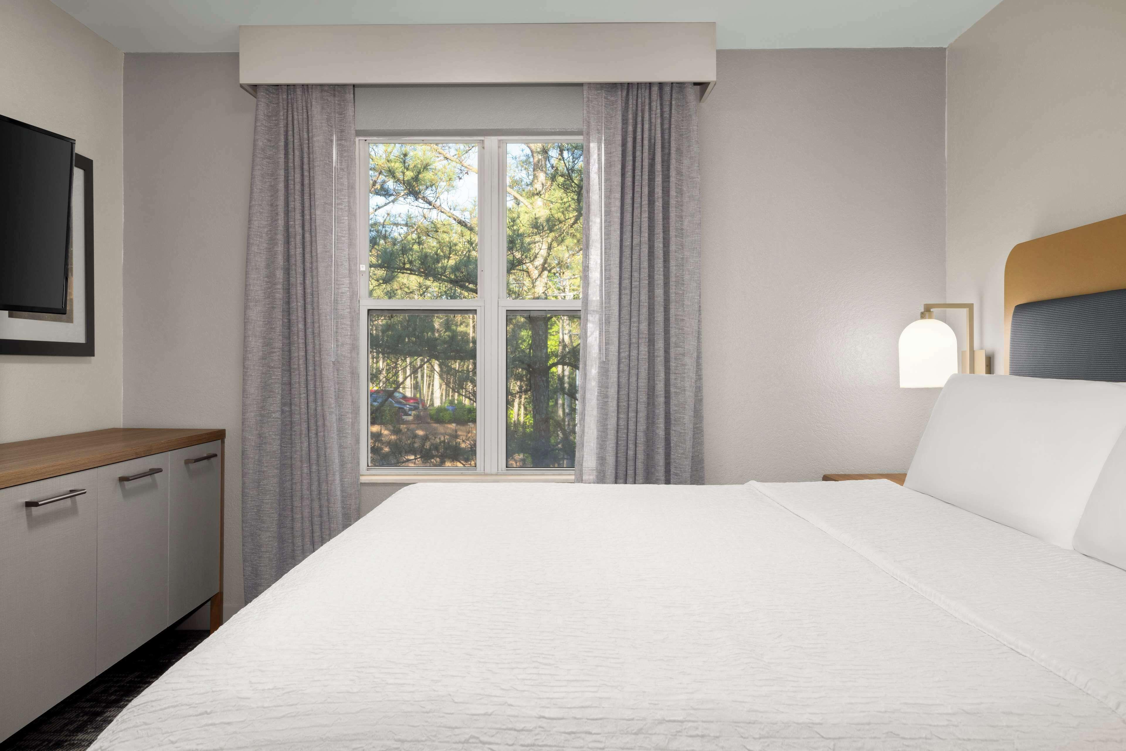 Two-Bedroom Suite One King Bed Two Double Beds Non-Smoking,1596020421:JPEG